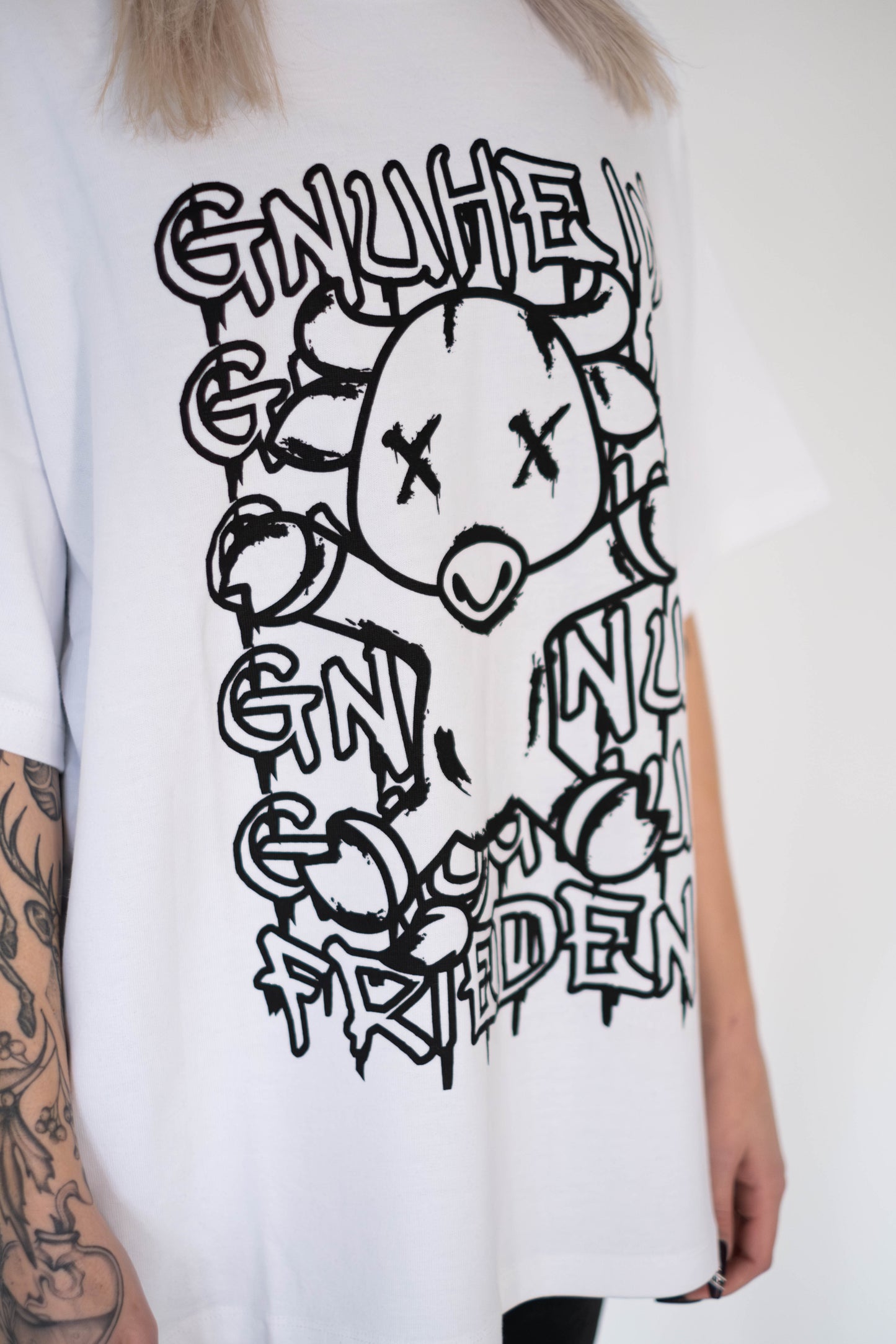 Oversized Tee – Gnuhe in Frieden Weiß